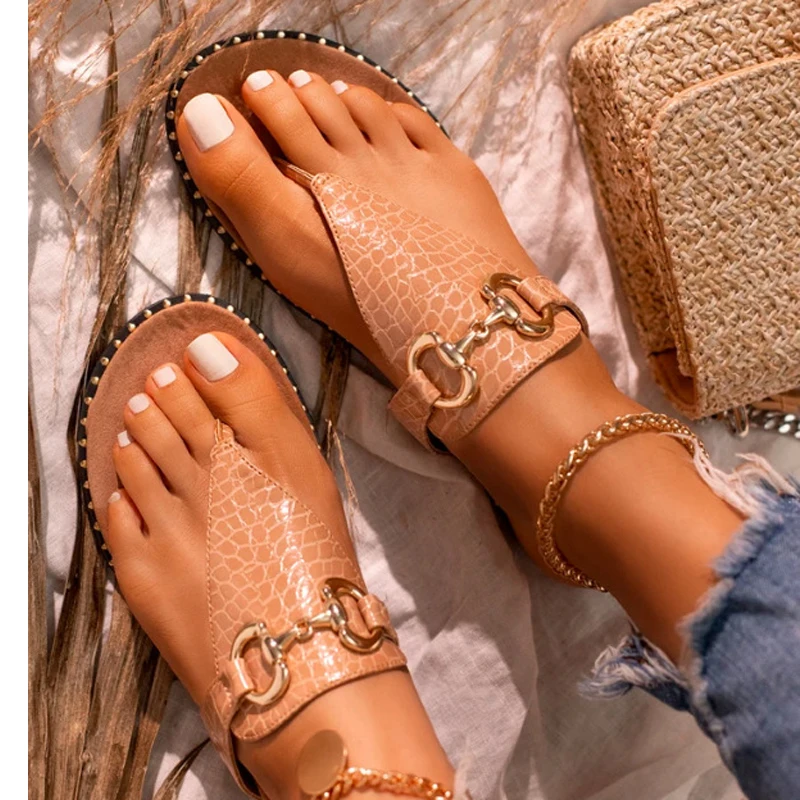2021 nye mode, sexet chain clip fod komfortable udendørs kvindelige tøfler Solid farve nitter fladskærms Plus size strand Tøfler
